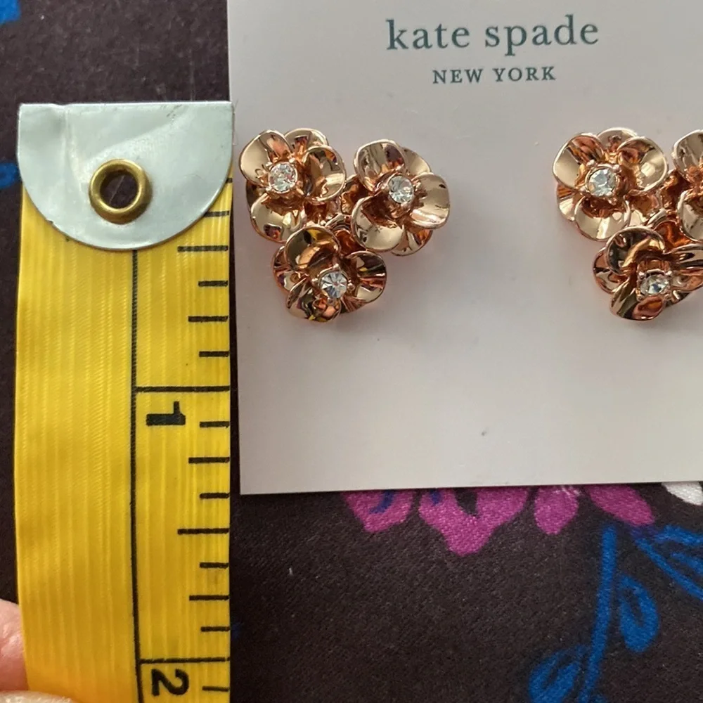 KATE SPADE floral pierced NWT GOLD AND GEM floral DESIGNER EARRINGS.